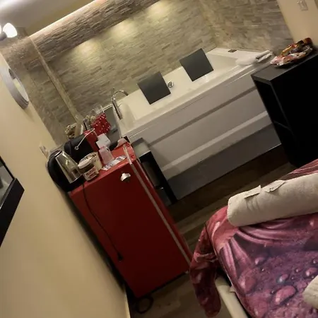 מלון Jacuzzi House *